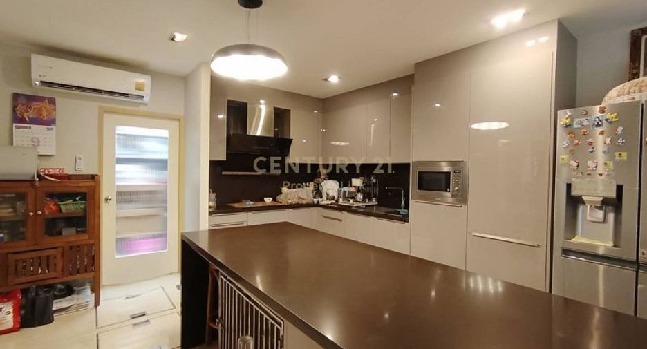 For sale 3 ベッドルーム townhouse in Bang Kho Laem, Bangkok