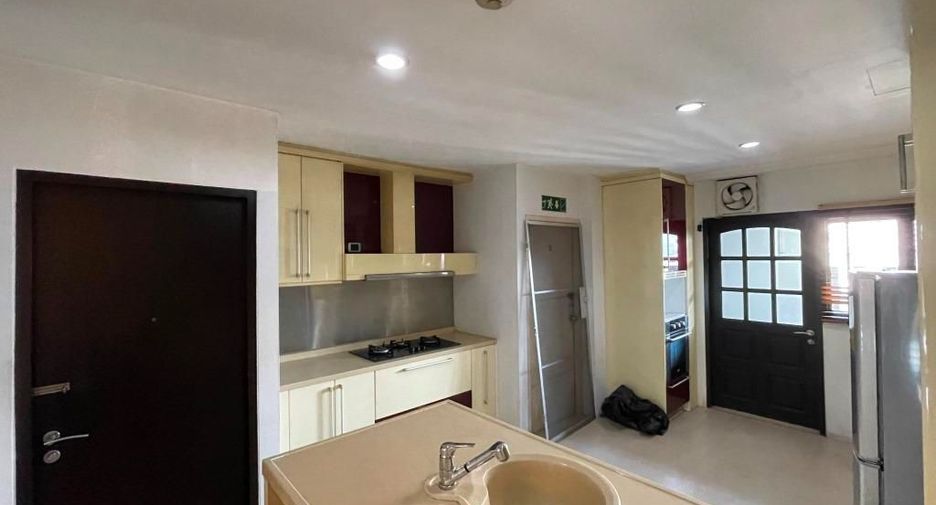 For rent 3 bedrooms apartment in Pathum Wan, Bangkok