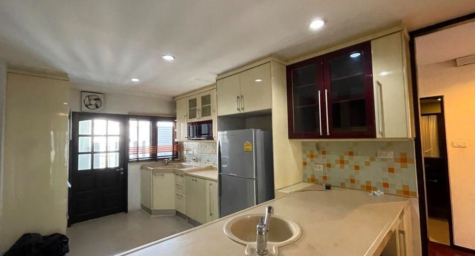 For rent 3 bedrooms apartment in Pathum Wan, Bangkok
