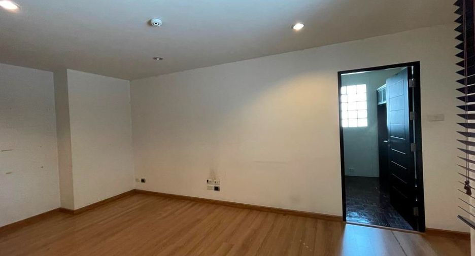 For rent 3 bedrooms apartment in Pathum Wan, Bangkok