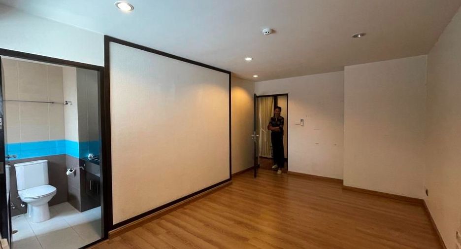 For rent 3 bedrooms apartment in Pathum Wan, Bangkok