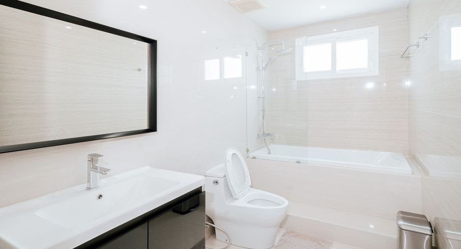 For rent 5 bedrooms house in Watthana, Bangkok