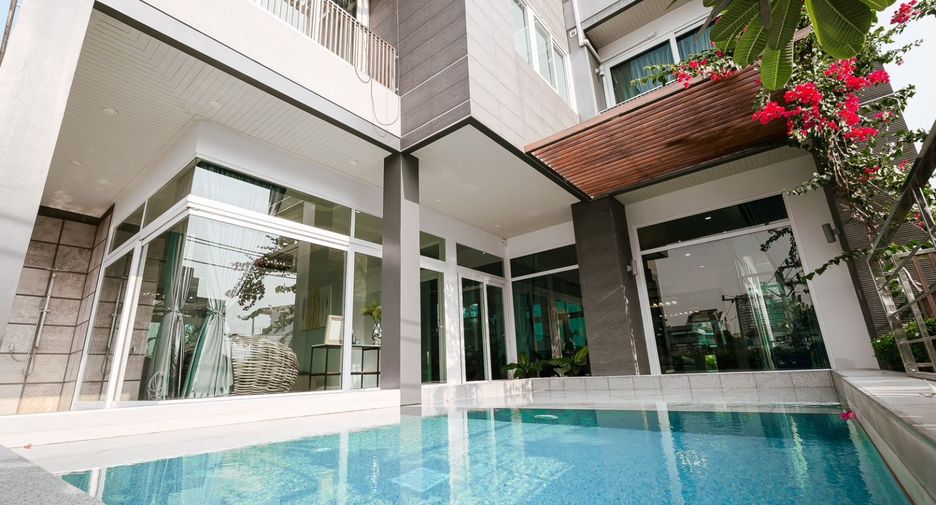 For rent 5 bedrooms house in Watthana, Bangkok