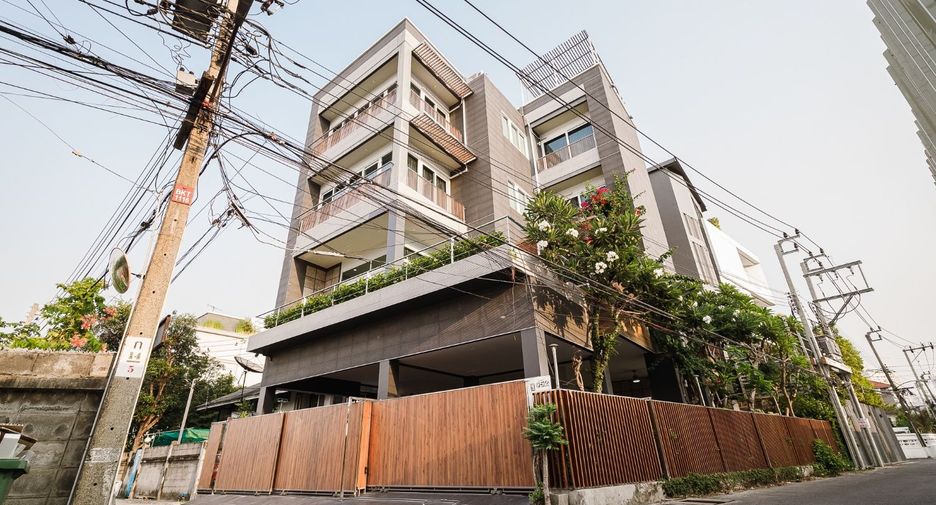 For rent 5 bedrooms house in Watthana, Bangkok