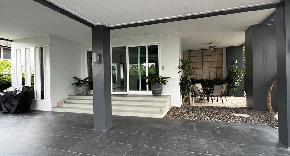 For rent 5 bedrooms house in Watthana, Bangkok