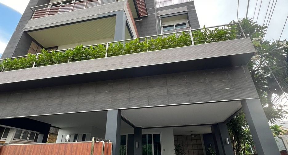 For rent 5 bedrooms house in Watthana, Bangkok