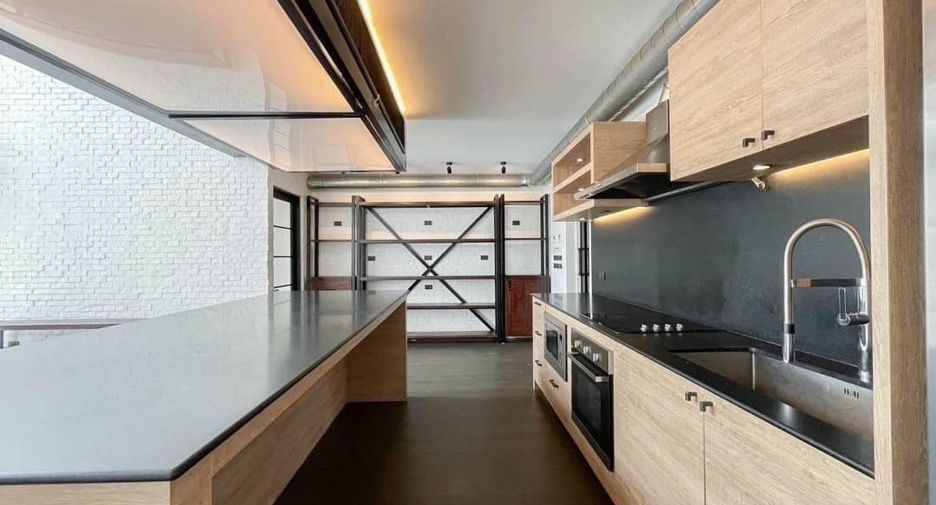 For sale 4 bedrooms condo in Watthana, Bangkok