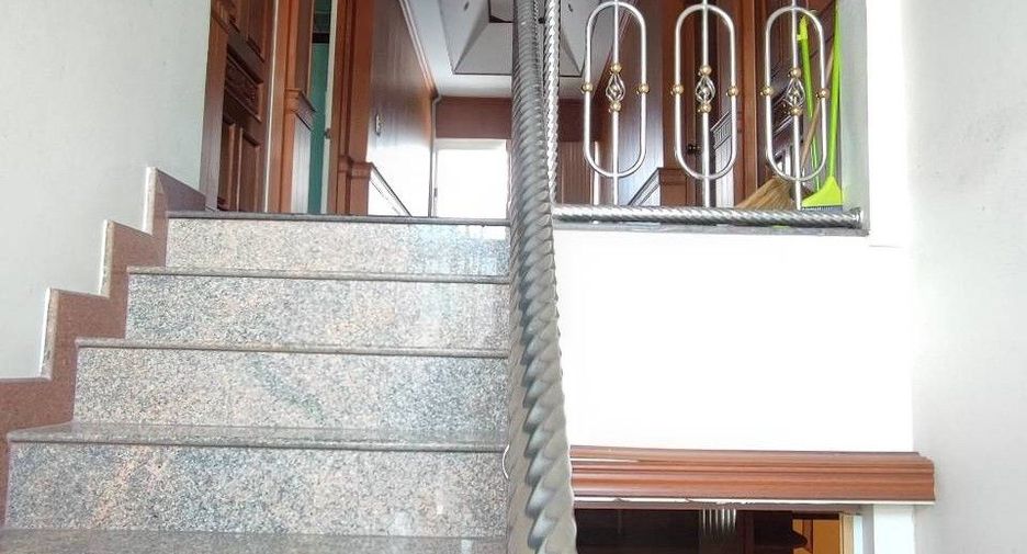For sale 4 bedrooms house in Phra Samut Chedi, Samut Prakan