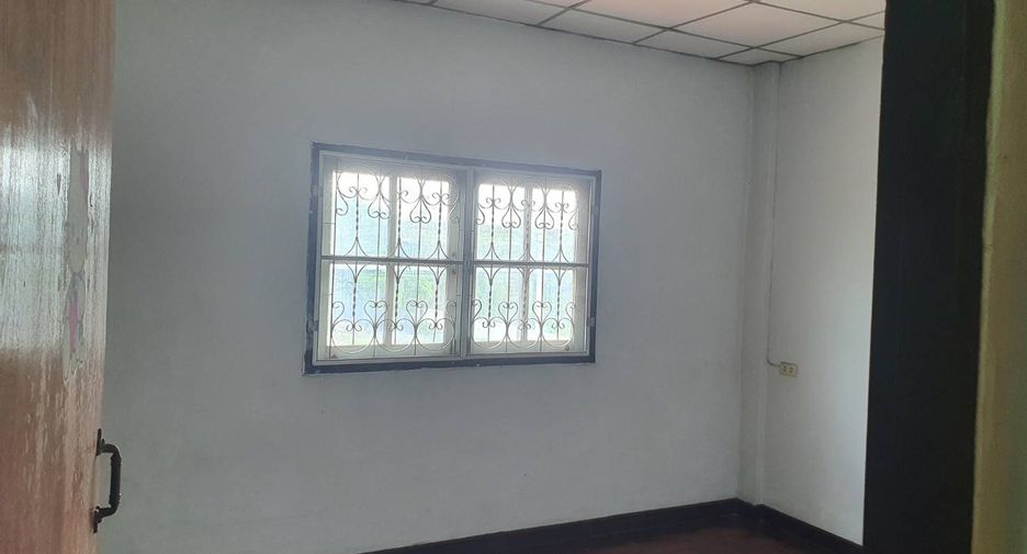 For sale 2 bed townhouse in Lam Luk Ka, Pathum Thani