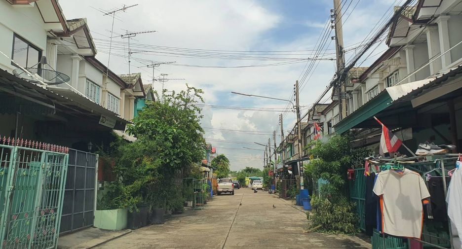 For sale 2 bed townhouse in Lam Luk Ka, Pathum Thani