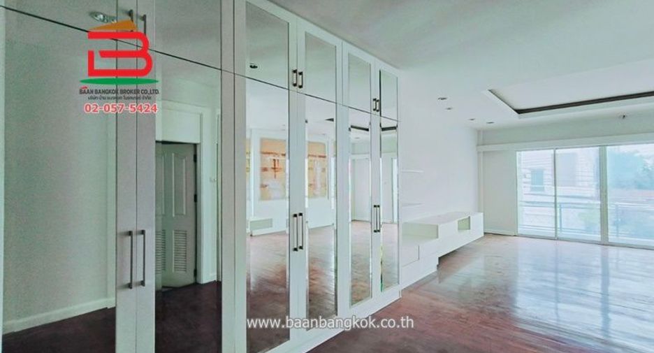 For rent 3 bedrooms townhouse in Mueang Nonthaburi, Nonthaburi