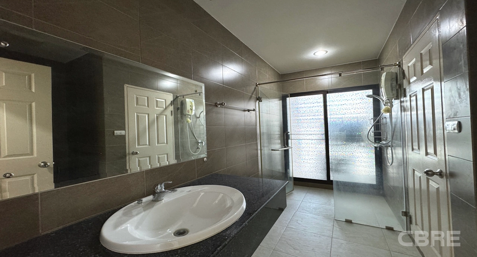 For sale 3 bedrooms townhouse in Suan Luang, Bangkok