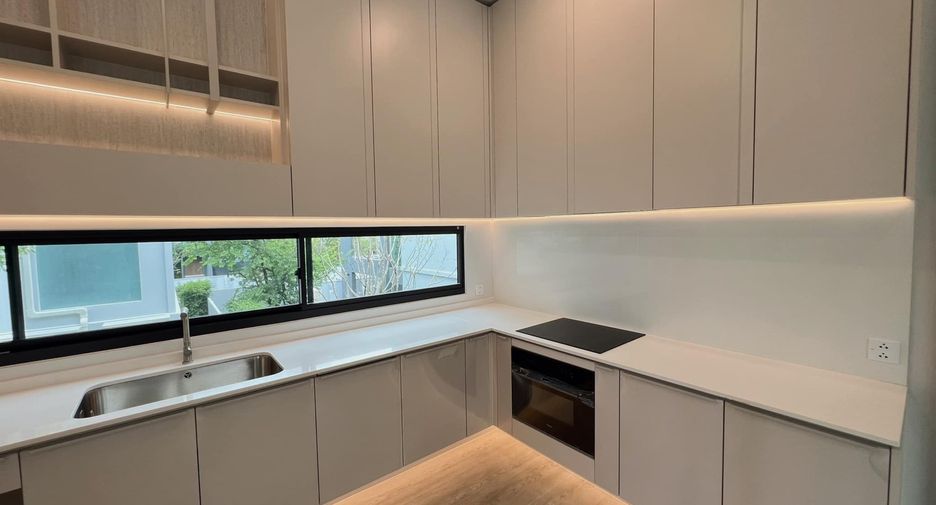For rent 4 ベッドルーム townhouse in Saphan Sung, Bangkok