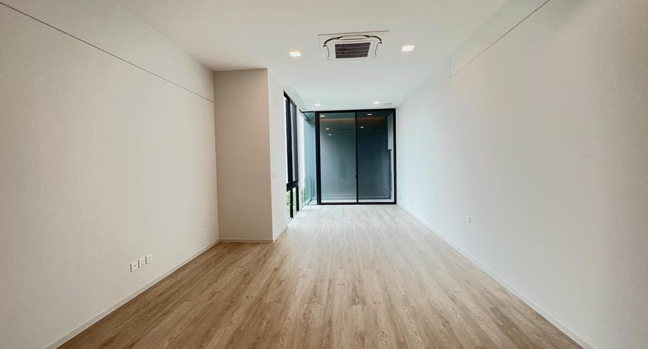 For rent 4 ベッドルーム townhouse in Saphan Sung, Bangkok