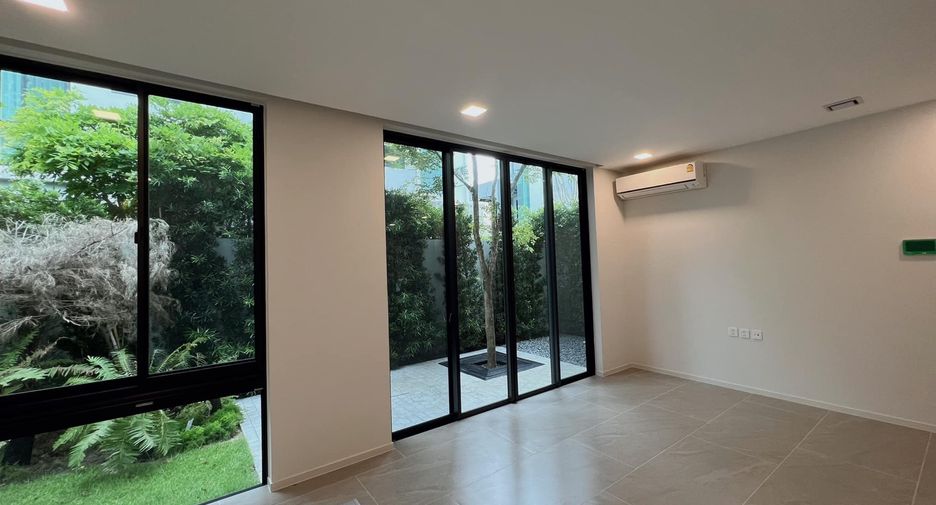 For rent 4 ベッドルーム townhouse in Saphan Sung, Bangkok