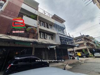 For sale 4 bedrooms retail Space in Wang Thonglang, Bangkok