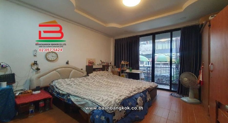 For sale 4 bedrooms retail Space in Wang Thonglang, Bangkok