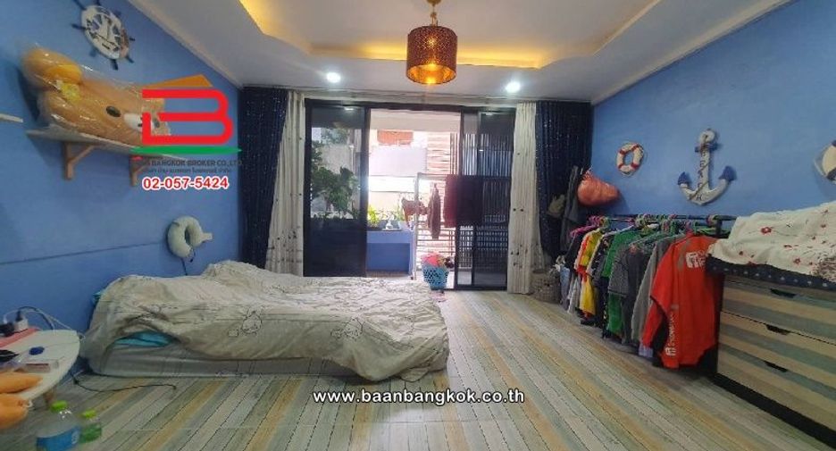 For sale 4 bedrooms retail Space in Wang Thonglang, Bangkok