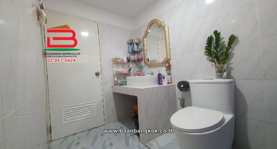 For sale 4 bedrooms retail Space in Wang Thonglang, Bangkok
