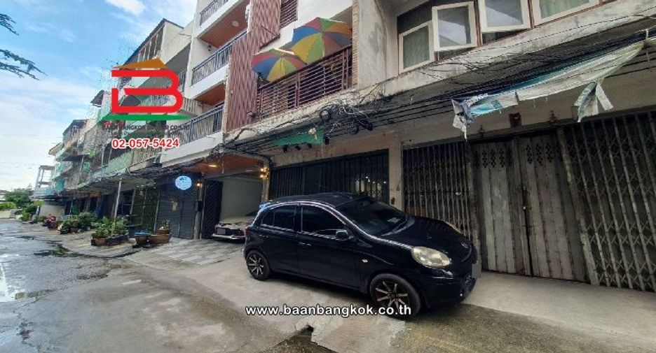 For sale 4 bedrooms retail Space in Wang Thonglang, Bangkok