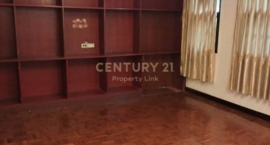 Gewerbefläche zur Miete mit 3 Zimmer in Watthana, Bangkok