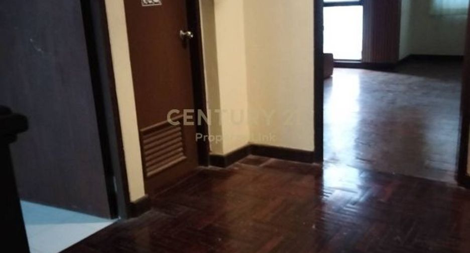 Gewerbefläche zur Miete mit 3 Zimmer in Watthana, Bangkok