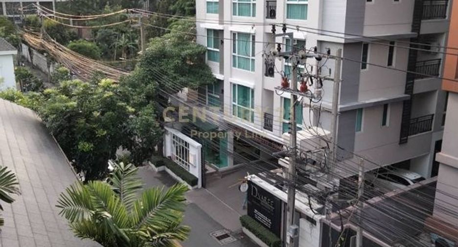 Gewerbefläche zur Miete mit 3 Zimmer in Watthana, Bangkok