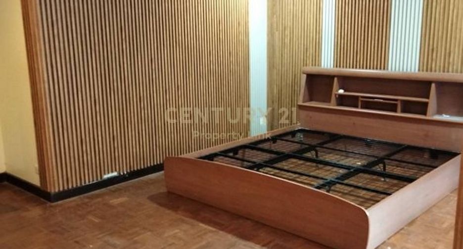 Gewerbefläche zur Miete mit 3 Zimmer in Watthana, Bangkok