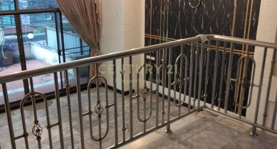 Gewerbefläche zur Miete mit 3 Zimmer in Watthana, Bangkok