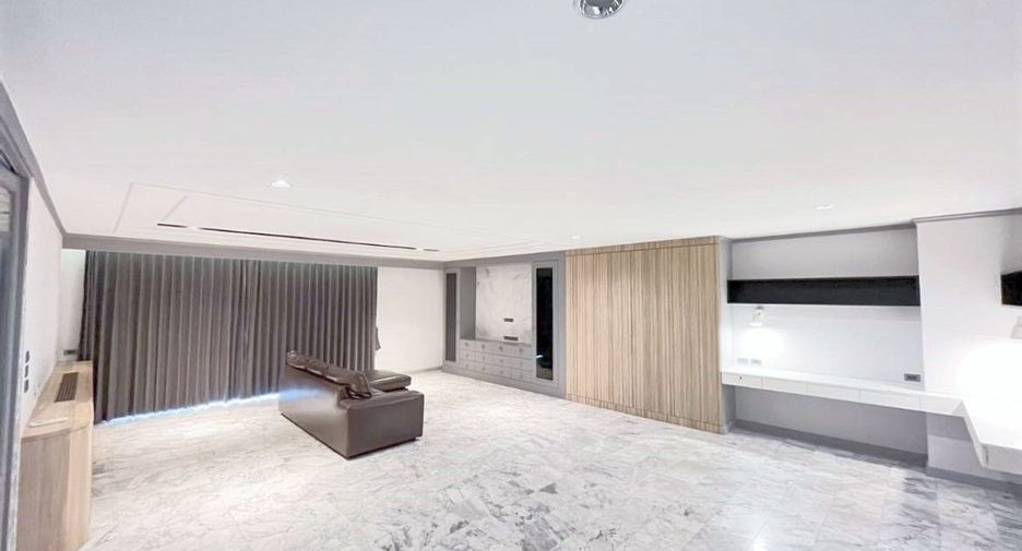 For sale 3 bedrooms condo in Watthana, Bangkok