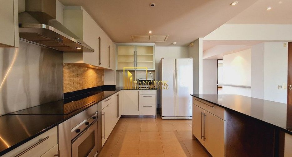 For rent 3 bedrooms condo in Pathum Wan, Bangkok