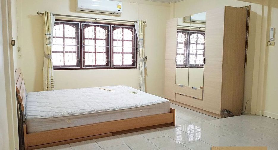 For rent 2 bedrooms townhouse in Bang Na, Bangkok