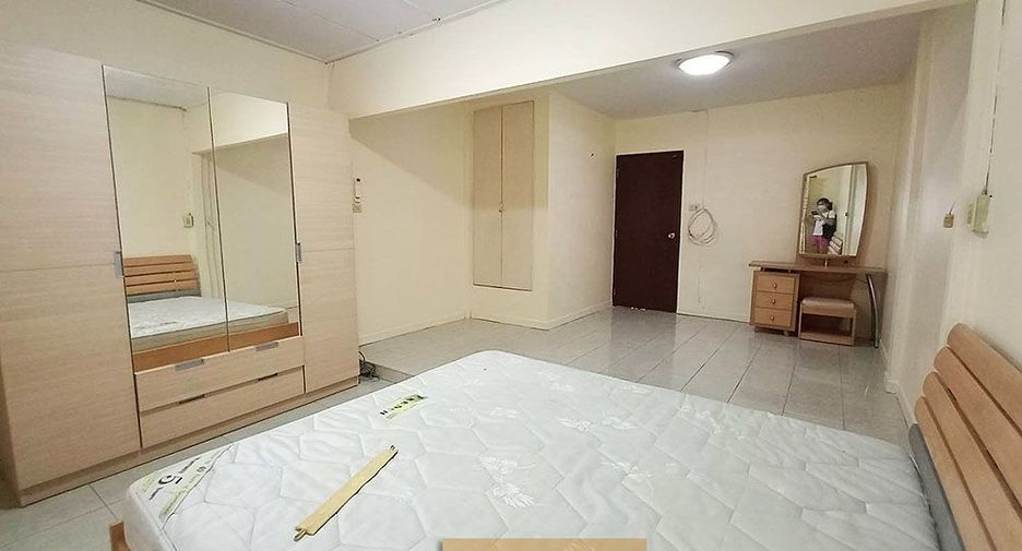 For rent 2 bedrooms townhouse in Bang Na, Bangkok