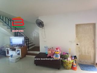 À vendre 3 chambres maison de ville à Pluak Daeng, Rayong