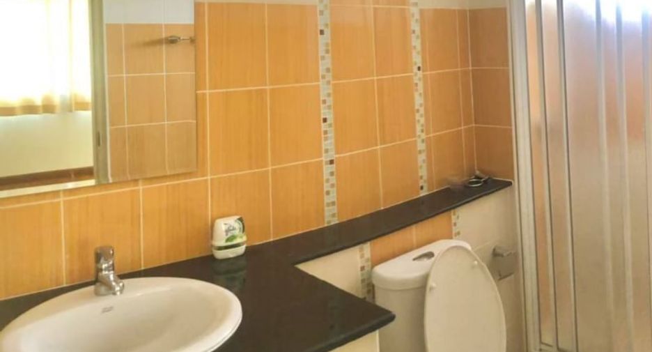 For rent 4 bedrooms house in San Kamphaeng, Chiang Mai