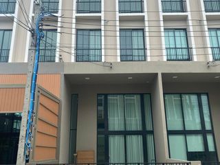 For rent 3 bedrooms townhouse in Bang Khae, Bangkok