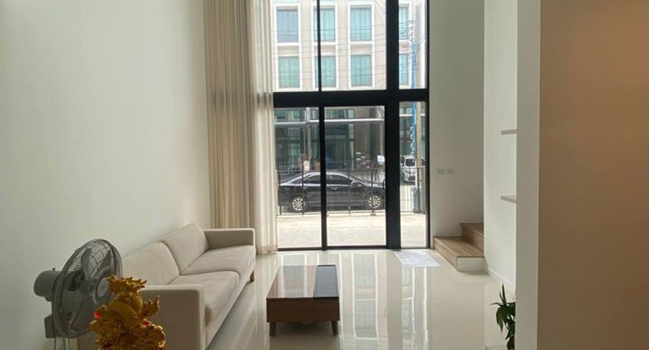 For rent 3 bedrooms townhouse in Bang Khae, Bangkok
