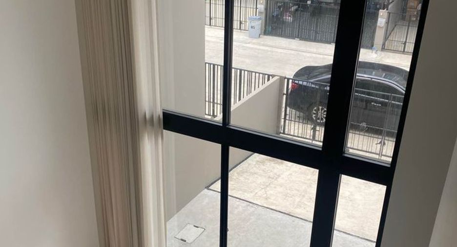 For rent 3 bedrooms townhouse in Bang Khae, Bangkok