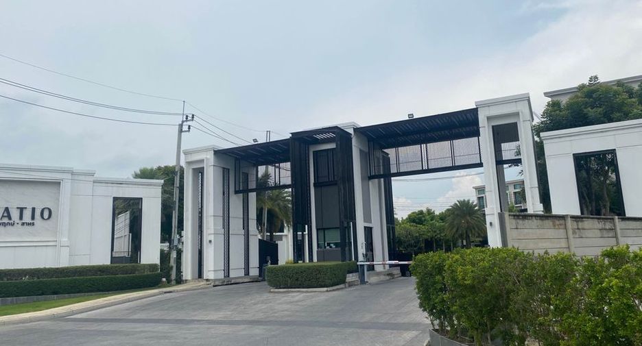 For rent 3 bedrooms townhouse in Bang Khae, Bangkok