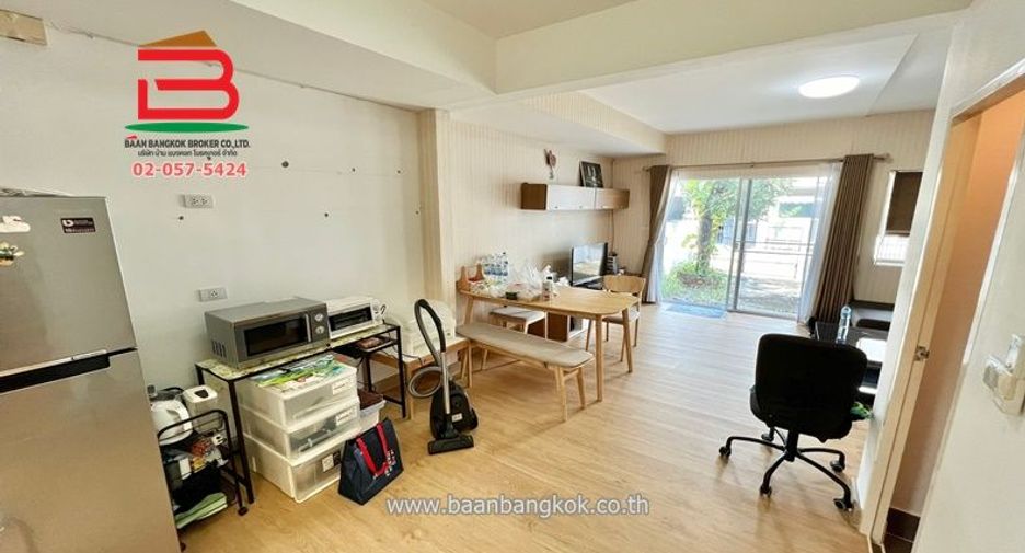 À vendre 2 chambres maison de ville à Bang Phli, Samut Prakan
