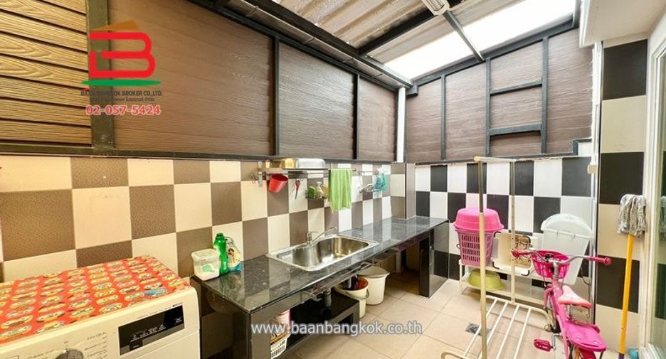 À vendre 2 chambres maison de ville à Bang Phli, Samut Prakan