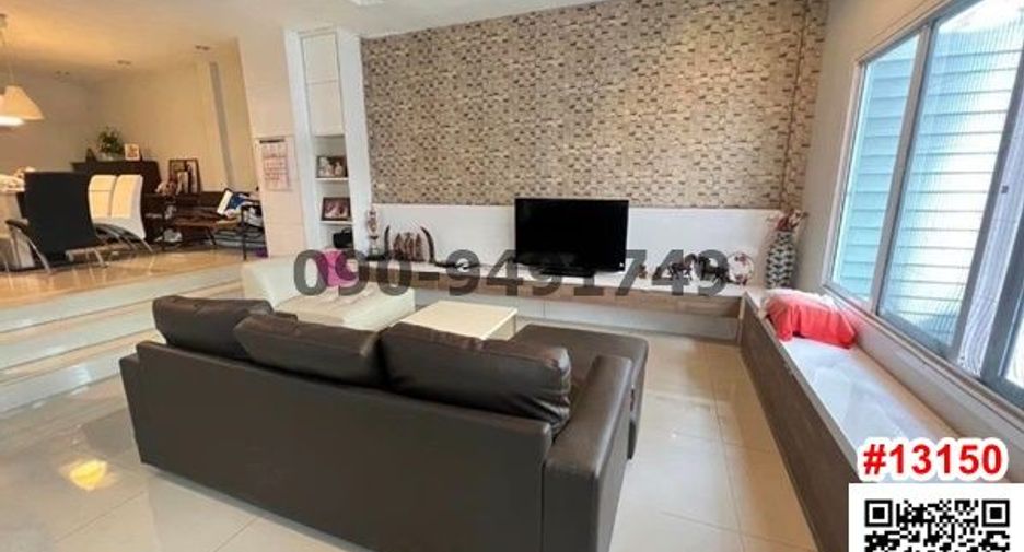 For rent 4 bedrooms townhouse in Yan Nawa, Bangkok