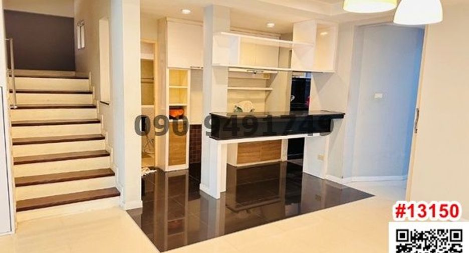 For rent 4 bedrooms townhouse in Yan Nawa, Bangkok