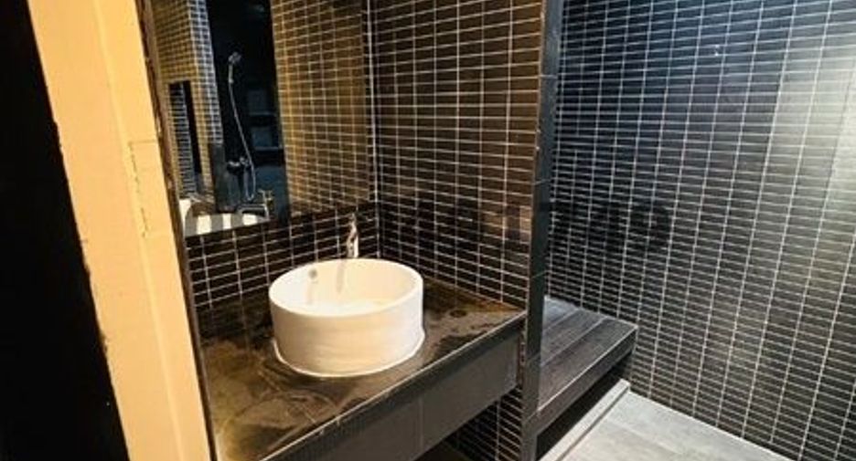 For rent 4 bedrooms townhouse in Yan Nawa, Bangkok