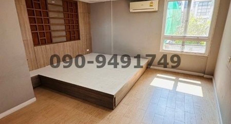 For rent 4 bedrooms townhouse in Yan Nawa, Bangkok