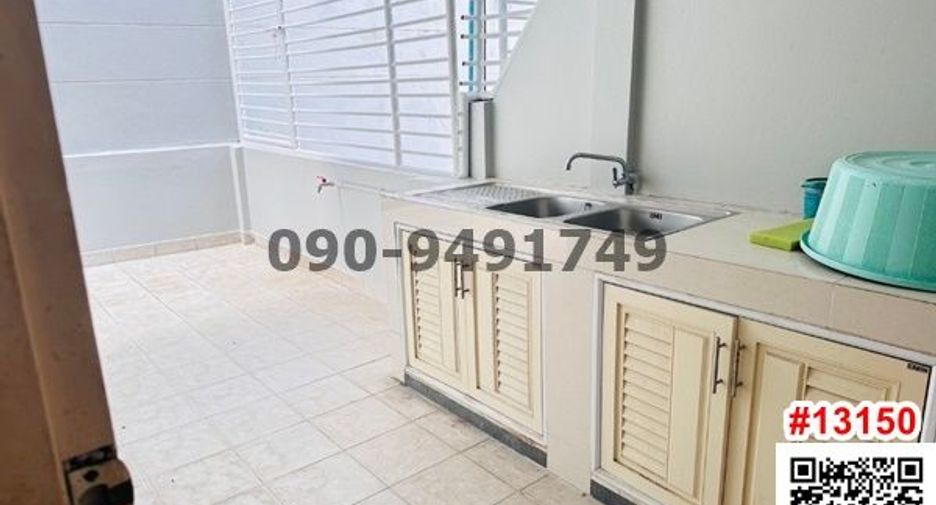 For rent 4 bedrooms townhouse in Yan Nawa, Bangkok
