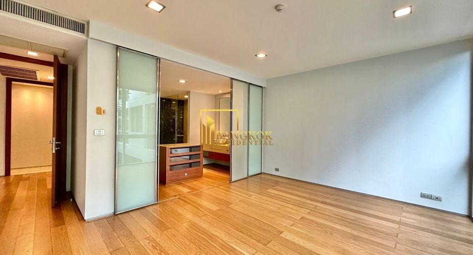 For rent 3 bedrooms condo in Khlong Toei, Bangkok