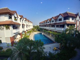 Casa adosada en alquiler de 4 habitaciones en Watthana, Bangkok