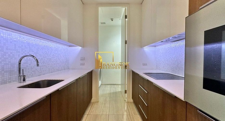 For rent 2 bedrooms condo in Pathum Wan, Bangkok