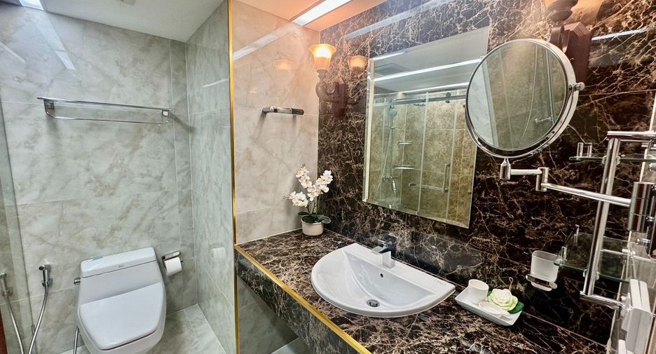 For rent 2 bedrooms condo in Khlong Toei, Bangkok